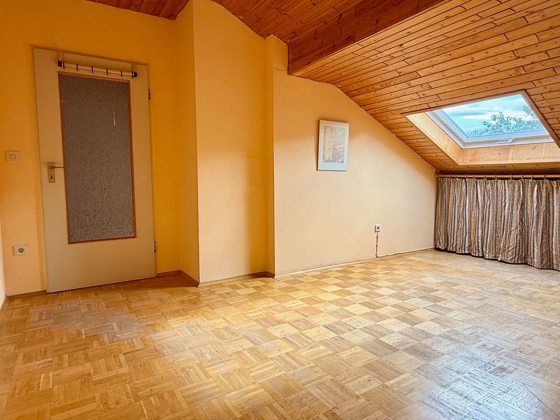 TOP LAGE, VIEL PLATZ, 2 GARAGEN, WINTERGARTEN UND PV-ANLAGE !!!